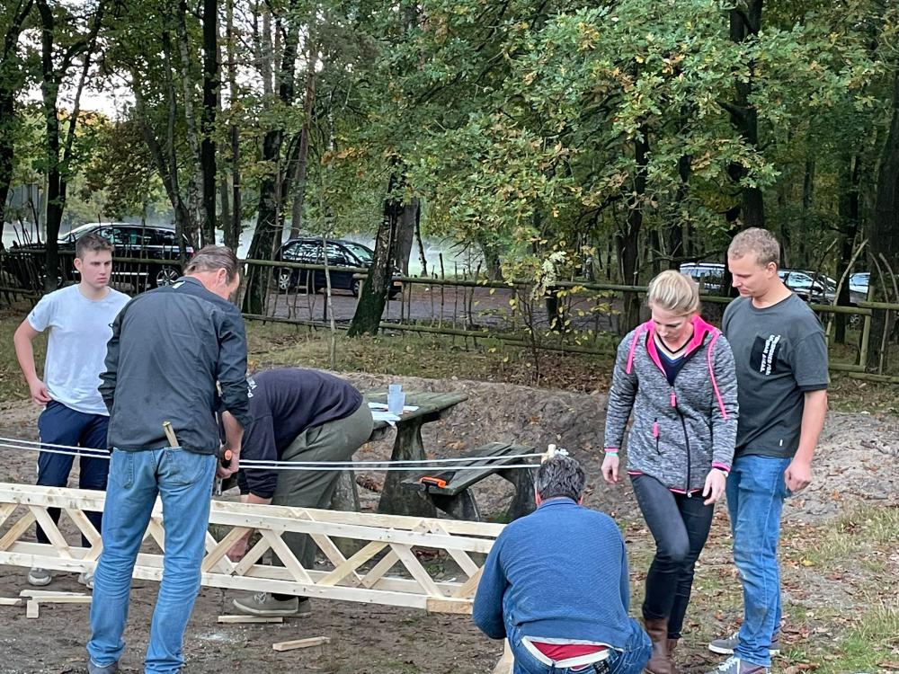Nieuws - BvE Personeelsuitje Klimbos en Bruggen bouwen Lage Vuursche