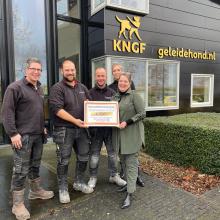 Nieuws - Kerstdonatie Stichting KNGF Geleidehonden door Hans, Boy en Gideon namens team Amstelveen