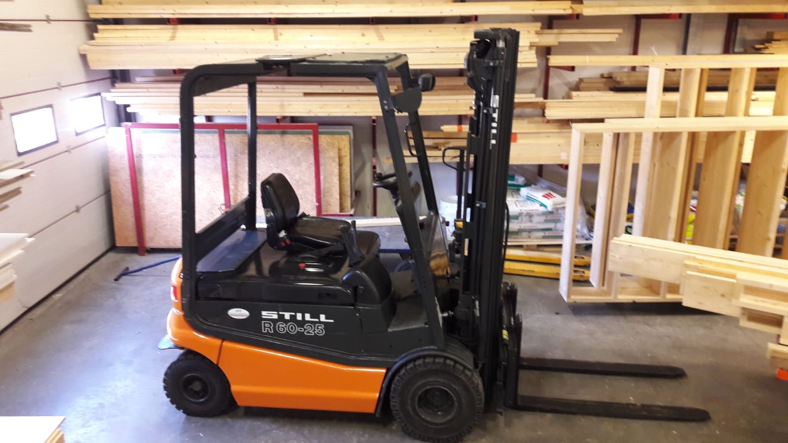 Nieuwe heftruck op de werkplaats (elektrisch)