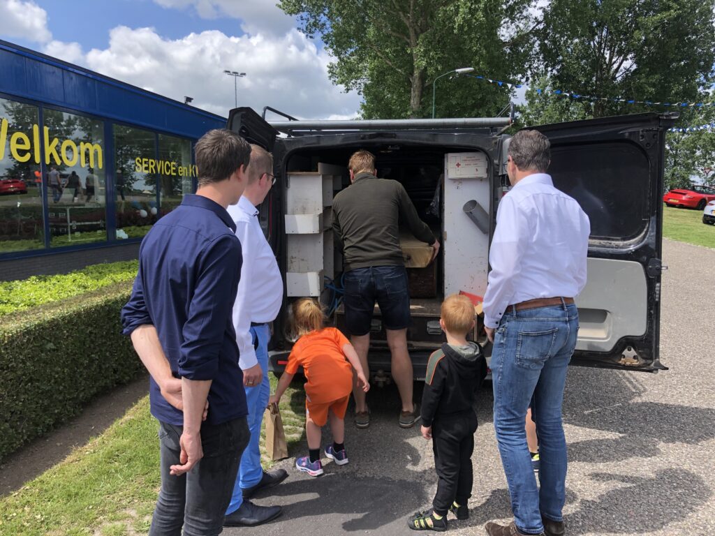 Nieuws: Vossestein bedrijfsoverdracht & jubileum; boomstambank overhandigd namens BvE