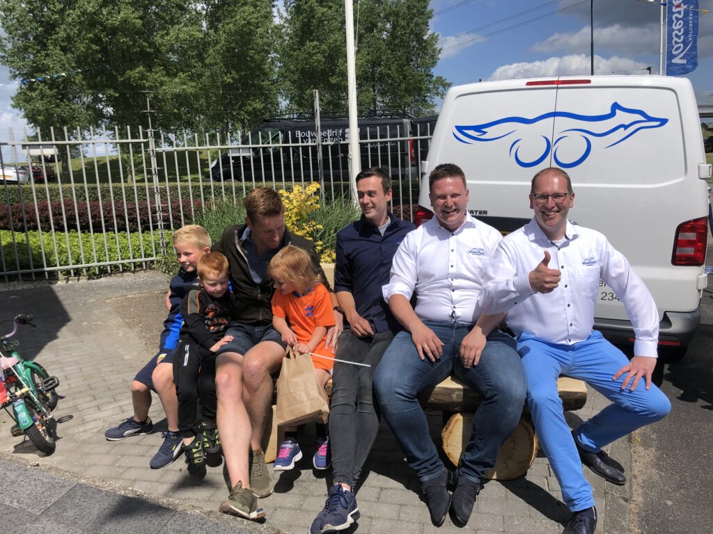Nieuws: Vossestein bedrijfsoverdracht & jubileum; boomstambank overhandigd namens BvE