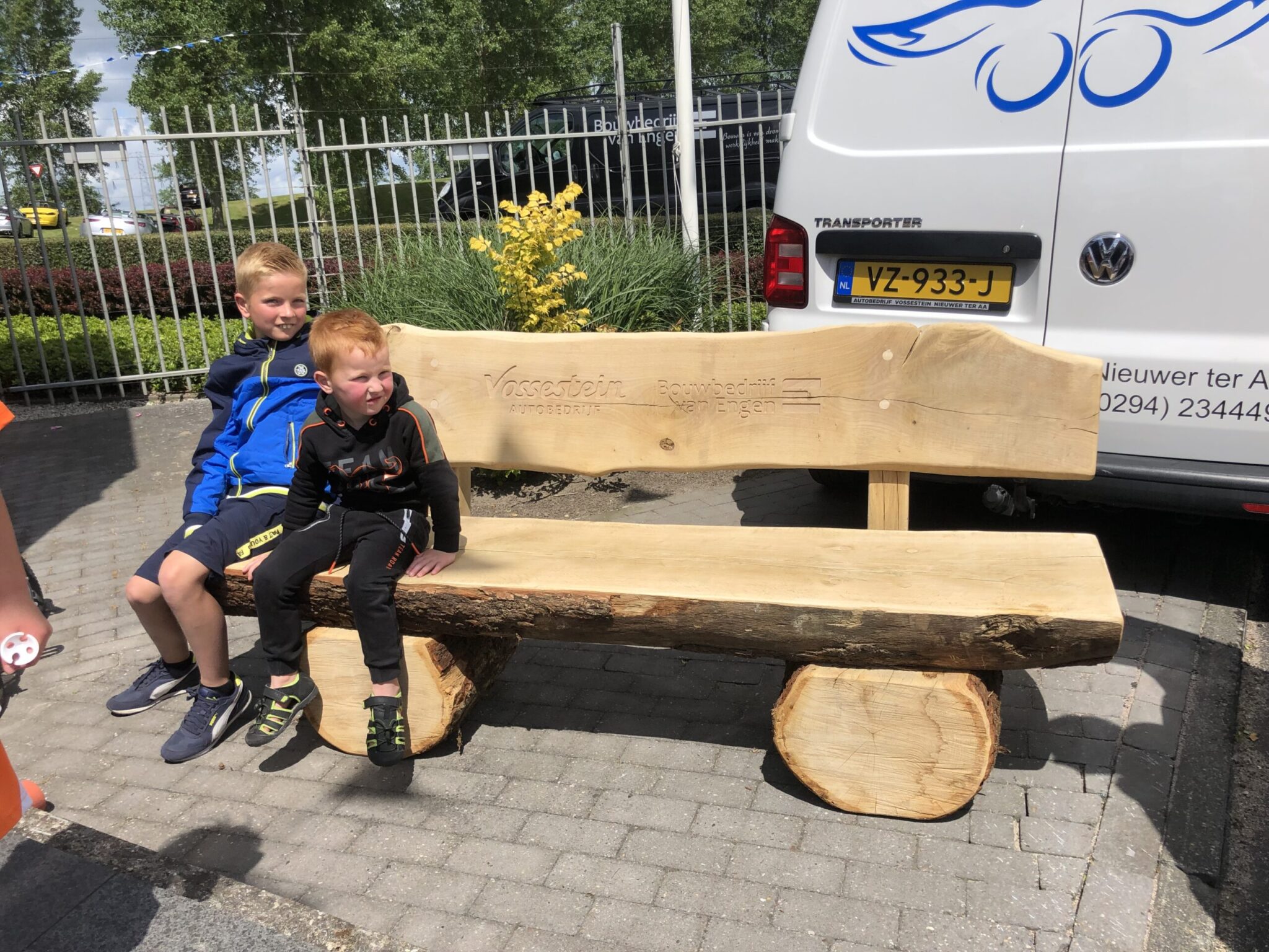Nieuws: Vossestein bedrijfsoverdracht & jubileum; boomstambank overhandigd namens BvE