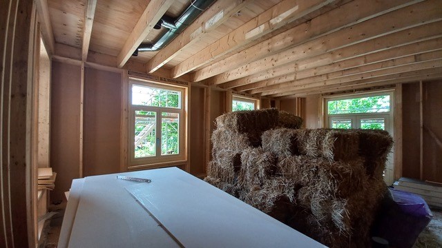 Nieuws: Strobalen isolatie geplaatst bij Ecologische boerderij, Werkhoven