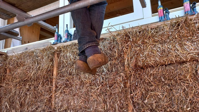 Nieuws: Strobalen isolatie geplaatst bij Ecologische boerderij, Werkhoven