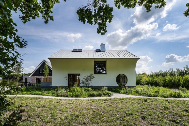 Bouwbedrijf van Engen BV - Ecologisch duurzaam woonhuis met hooitasschuur en fietsenberging, Zeist - Robert Koelewijn Fotografie