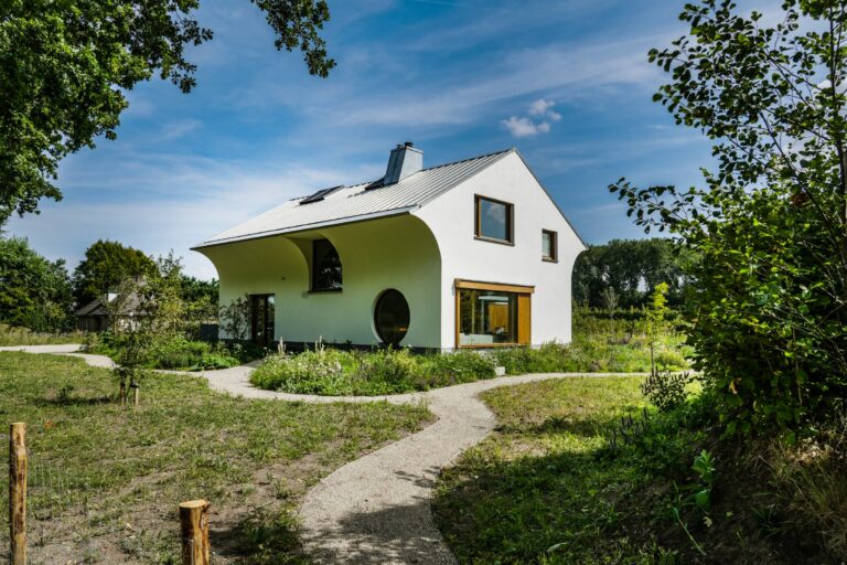 Bouwbedrijf van Engen BV - Ecologisch duurzaam woonhuis met hooitasschuur en fietsenberging, Zeist - Robert Koelewijn Fotografie