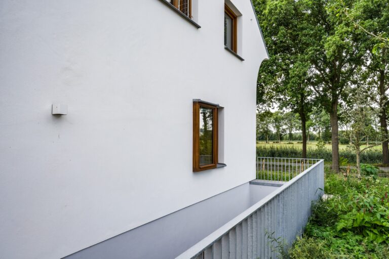 Bouwbedrijf van Engen BV - Ecologisch duurzaam woonhuis met hooitasschuur en fietsenberging, Zeist - Robert Koelewijn Fotografie
