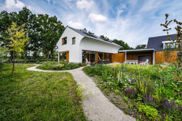 Bouwbedrijf van Engen BV - Ecologisch duurzaam woonhuis met hooitasschuur en fietsenberging, Zeist - Robert Koelewijn Fotografie