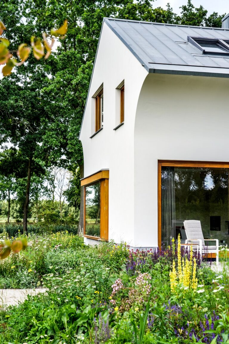 Bouwbedrijf van Engen BV - Ecologisch duurzaam woonhuis met hooitasschuur en fietsenberging, Zeist - Robert Koelewijn Fotografie