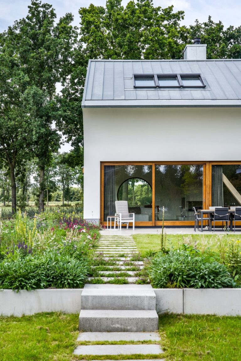 Bouwbedrijf van Engen BV - Ecologisch duurzaam woonhuis met hooitasschuur en fietsenberging, Zeist - Robert Koelewijn Fotografie