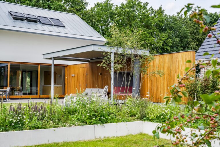 Bouwbedrijf van Engen BV - Ecologisch duurzaam woonhuis met hooitasschuur en fietsenberging, Zeist - Robert Koelewijn Fotografie