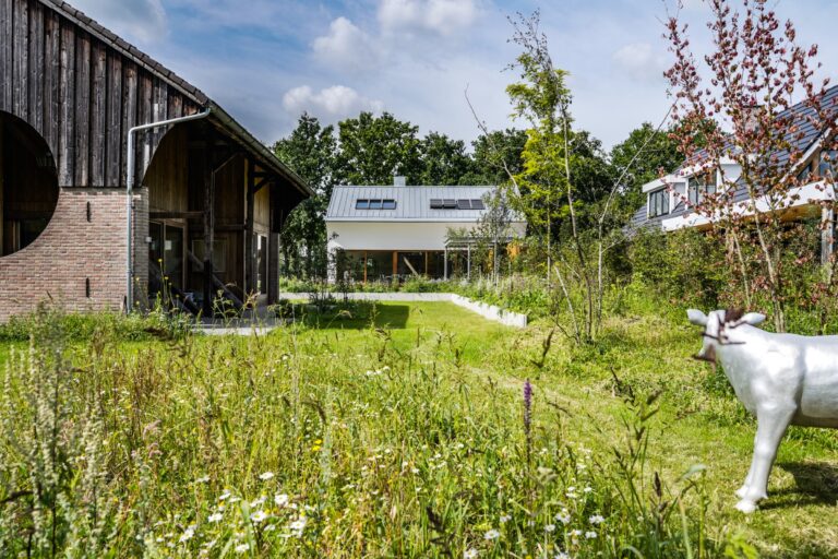 Bouwbedrijf van Engen BV - Ecologisch duurzaam woonhuis met hooitasschuur en fietsenberging, Zeist - Robert Koelewijn Fotografie