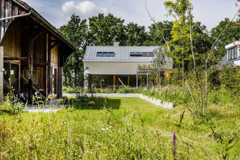 Bouwbedrijf van Engen BV - Ecologisch duurzaam woonhuis met hooitasschuur en fietsenberging, Zeist - Robert Koelewijn Fotografie