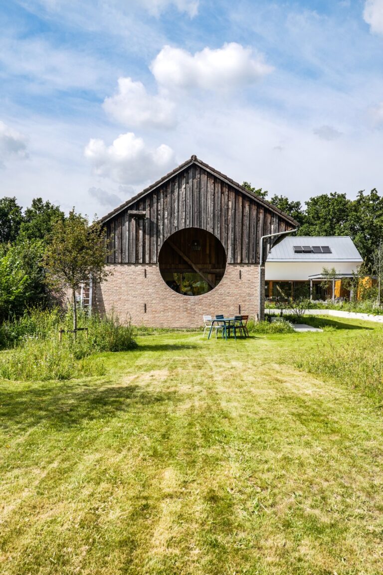 Bouwbedrijf van Engen BV - Ecologisch duurzaam woonhuis met hooitasschuur en fietsenberging, Zeist - Robert Koelewijn Fotografie
