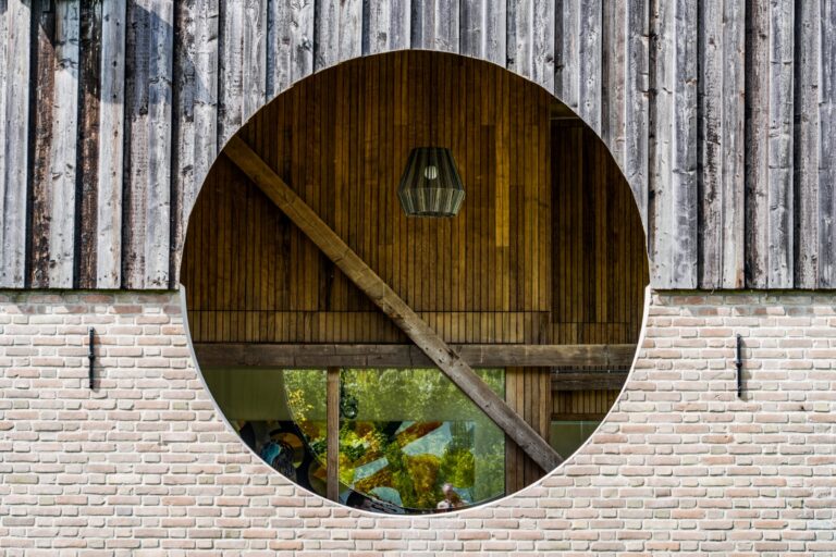 Bouwbedrijf van Engen BV - Ecologisch duurzaam woonhuis met hooitasschuur en fietsenberging, Zeist - Robert Koelewijn Fotografie