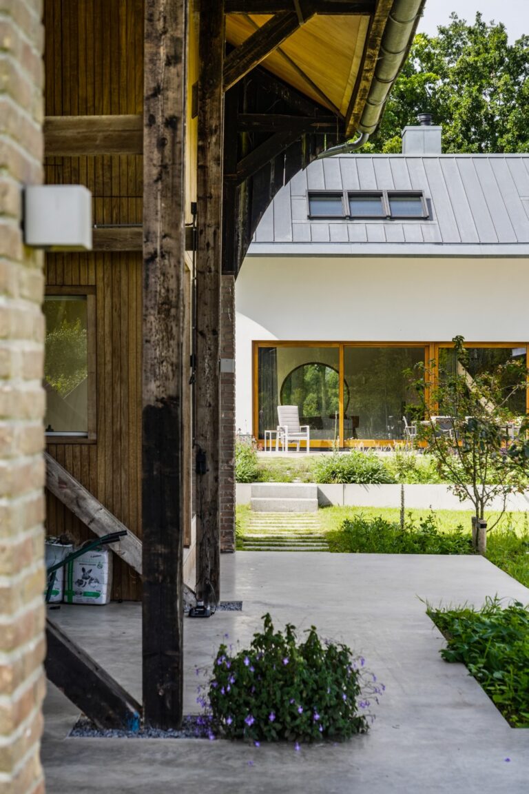 Bouwbedrijf van Engen BV - Ecologisch duurzaam woonhuis met hooitasschuur en fietsenberging, Zeist - Robert Koelewijn Fotografie