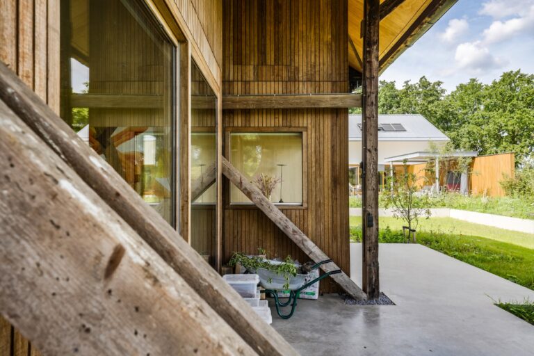 Bouwbedrijf van Engen BV - Ecologisch duurzaam woonhuis met hooitasschuur en fietsenberging, Zeist - Robert Koelewijn Fotografie