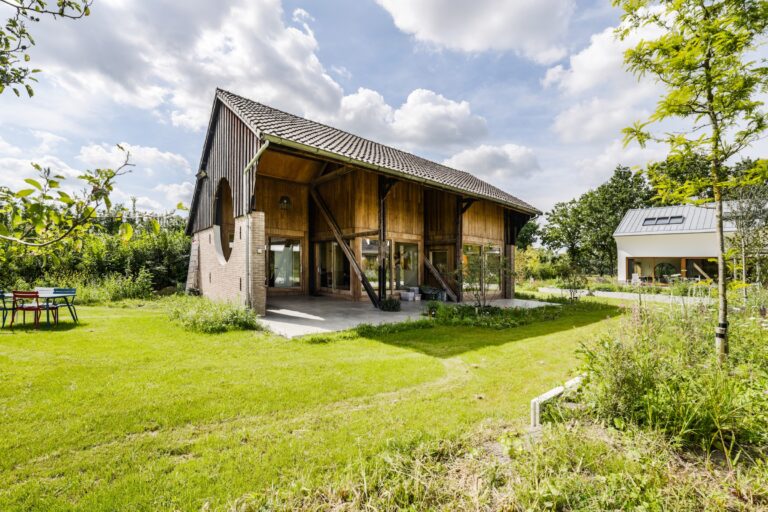 Bouwbedrijf van Engen BV - Ecologisch duurzaam woonhuis met hooitasschuur en fietsenberging, Zeist - Robert Koelewijn Fotografie