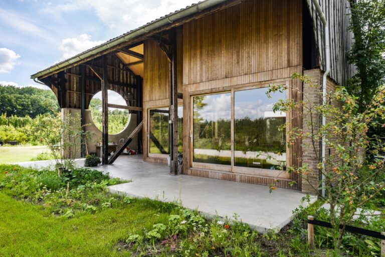 Bouwbedrijf van Engen BV - Ecologisch duurzaam woonhuis met hooitasschuur en fietsenberging, Zeist - Robert Koelewijn Fotografie