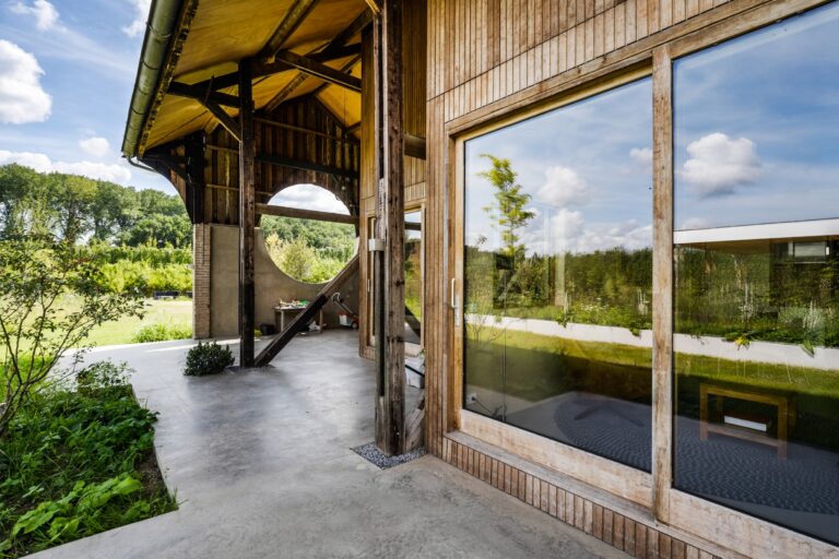 Bouwbedrijf van Engen BV - Ecologisch duurzaam woonhuis met hooitasschuur en fietsenberging, Zeist - Robert Koelewijn Fotografie