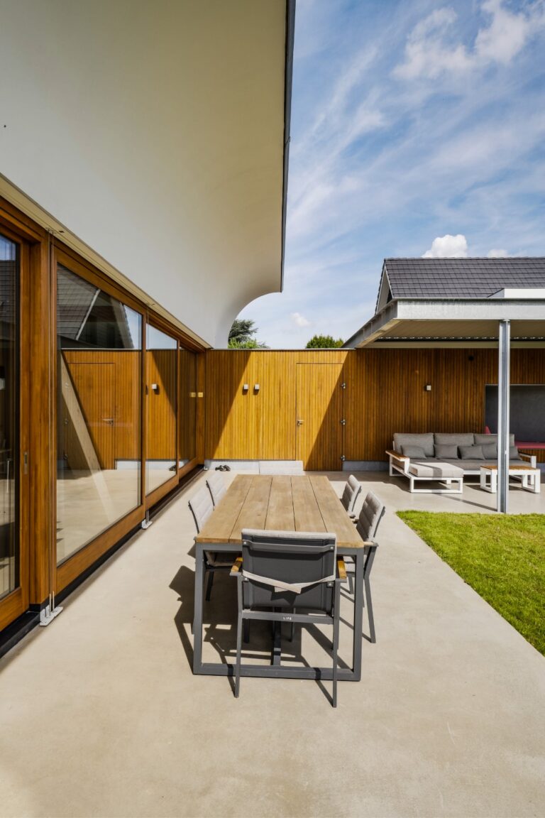 Bouwbedrijf van Engen BV - Ecologisch duurzaam woonhuis met hooitasschuur en fietsenberging, Zeist - Robert Koelewijn Fotografie