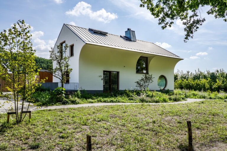 Bouwbedrijf van Engen BV - Ecologisch duurzaam woonhuis met hooitasschuur en fietsenberging, Zeist - Robert Koelewijn Fotografie