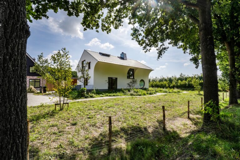Bouwbedrijf van Engen BV - Ecologisch duurzaam woonhuis met hooitasschuur en fietsenberging, Zeist - Robert Koelewijn Fotografie