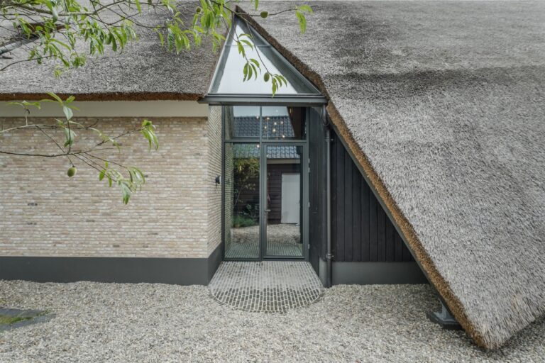 Bouwbedrijf van Engen BV - Herbouw boerderij met bijgebouw, Zevenhuizen - Robert Koelewijn Fotografie